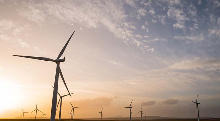 Windräder am Abendhimmel